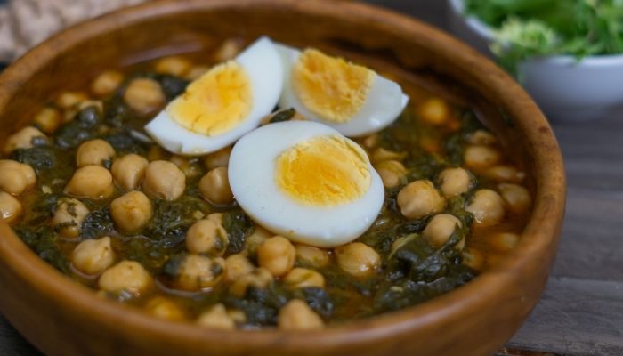 Chickpeas with spinach and egg