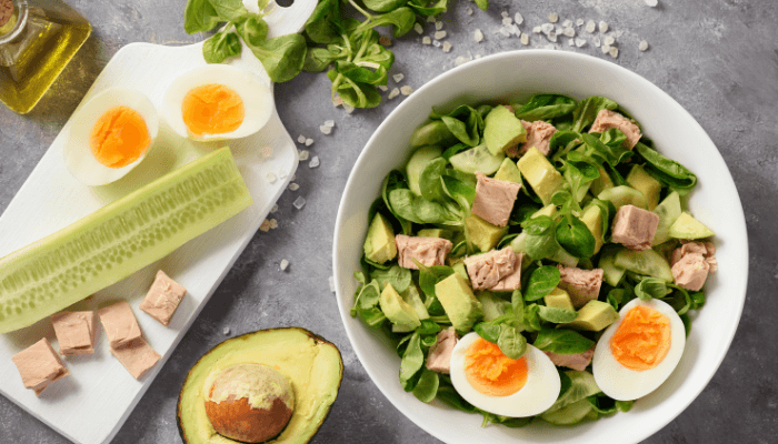 ensalada de atun con lechuga y aguacate