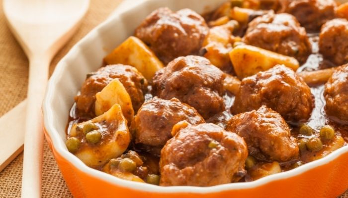 Meatballs with cuttlefish and peas