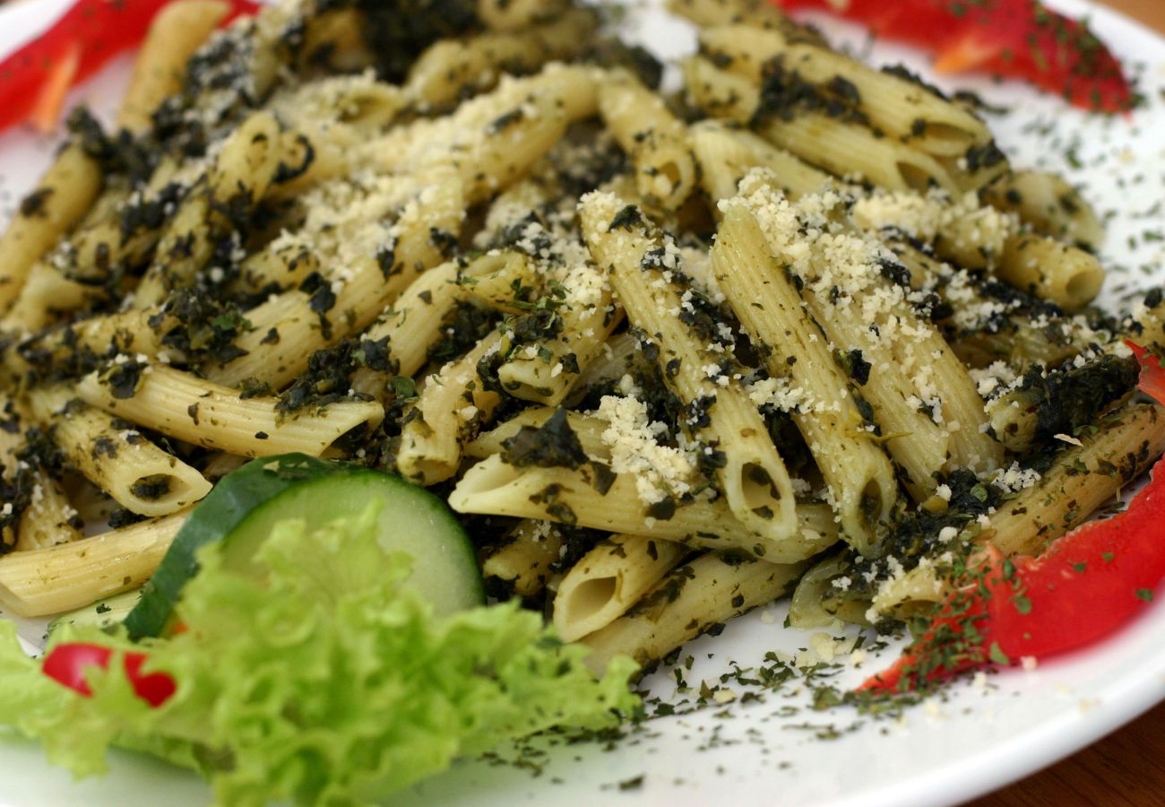 Macaroni with spinach and cream