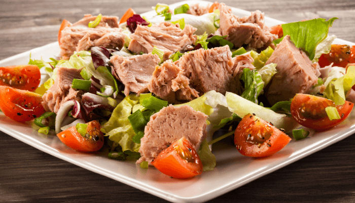 Tuna salad with lettuce