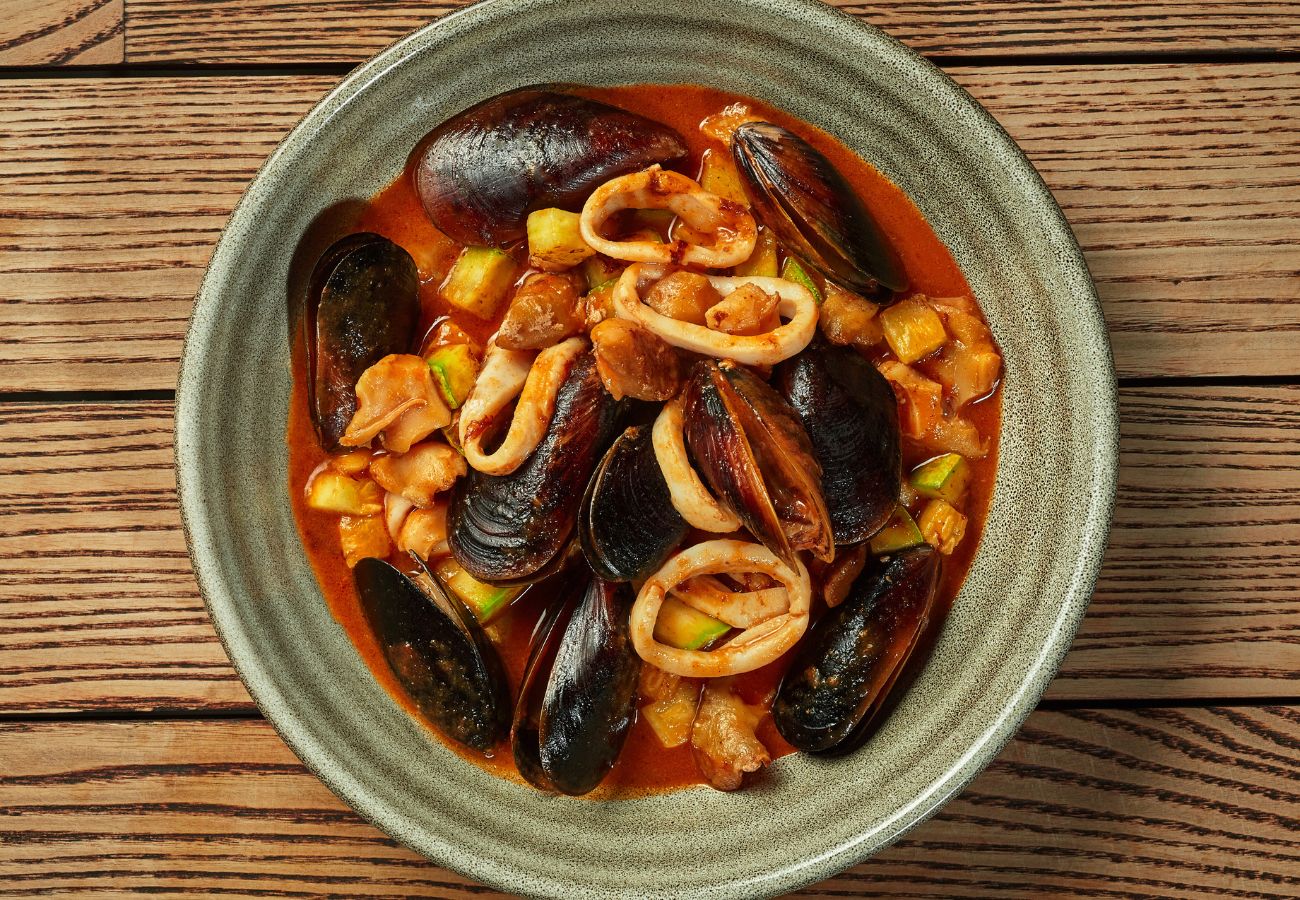 Grandma's fish and seafood zarzuela, the traditional Catalan recipe that will surprise you